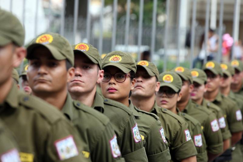 Cerca de 2 mil alunos do curso de formação de praças da Polícia Militar cumprem neste sábado (12) uma etapa importante da preparação: eles saem pela primeira vez às ruas, no estágio supervisionado, para vivenciar situações reais da carreira e, ao mesmo tempo, reforçar o policiamento ostensivo. Em Belém, cerca de 500 homens e mulheres se concentraram na Praça Santuário, em frente à Basílica de Nazaré, e saíram, em seguida, para diversos pontos da capital. A ação faz parte do pacote de medidas de combate à criminalidade e reforço da segurança pública anunciado pelo Governo do Estado.
FOTO: SIDNEY OLIVEIRA / AG. PARÁ
DATA: 12.05.2018
BELÉM - PARÁ <div class='credito_fotos'>Foto: Sidney Oliveira/Ag. Pará | <a href='/midias/2018/originais/ba500418-0ac2-491f-993e-a5f9496afb7f.jpg' download><i class='fa-solid fa-download'></i> Download</a></div>