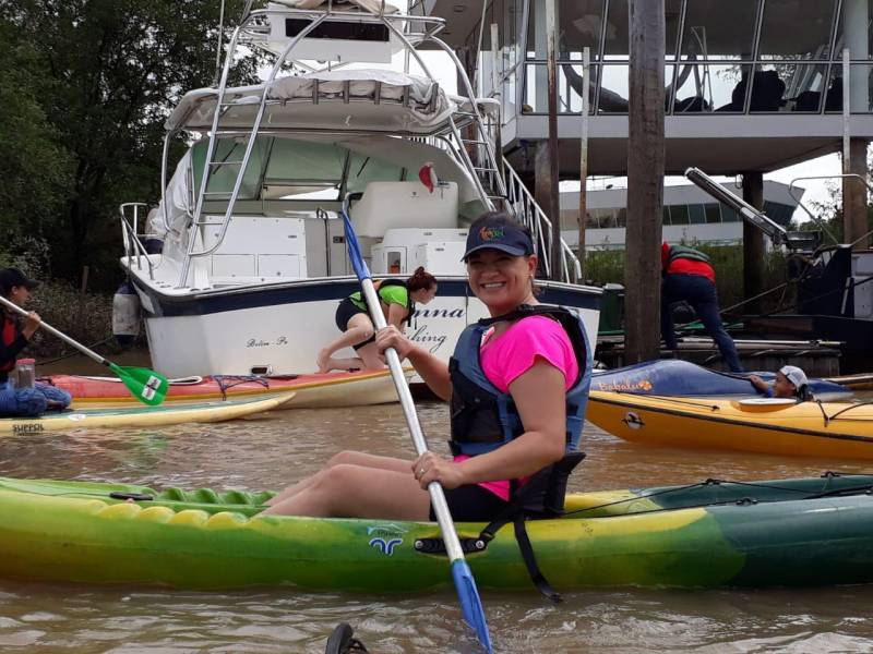 Com uma localização privilegiada, às margens da Baia do Guajará, o Centro Integrado de Inclusão e Reabilitação (CIIR) disponibilizará a partir de janeiro de 2019, a modalidade de canoagem e stand-up paddle (foto), como ação inovadora e inclusiva na reabilitação de Pessoas com Deficiência (PcD). A ação faz parte do projeto social do CIIR. “Meninos do Rio”, inspirado em projetos que já realizam atividades terapêuticas e de inclusão na água, entre eles o  “Separará Caiaque & Sup”, coordenado por  Pedro Paulo Sousa, na cidade de Benevídes (distante 33Km de Belém). O Stand Up  Paddle ou SUP é uma modalidade onde originalmente se praticava o remo em  prancha em pé e com remo de pá larga para se locomoverem, hoje se utiliza a prancha de outras maneiras – sentado ou deitado, e, a canoagem em caiaque ou canoa havaiana, são esportes que podem ser praticados individualmente ou de forma coletiva. Os usuários envolvidos no projeto do CIIR serão selecionados pela equipe multiprofissional do CIIR, que indicará a necessidade da atividade, assim como também avaliará a disponibilidade para participar dessas modalidades esportivas.

FOTO: ASCOM / INDSH
DATA: 07.12.2018
BELÉM - PARÁ <div class='credito_fotos'>Foto: ASCOM / INDSH   |   <a href='/midias/2018/originais/ba53e964-5ba7-4e4f-98d9-ab58217c5f44.jpg' download><i class='fa-solid fa-download'></i> Download</a></div>