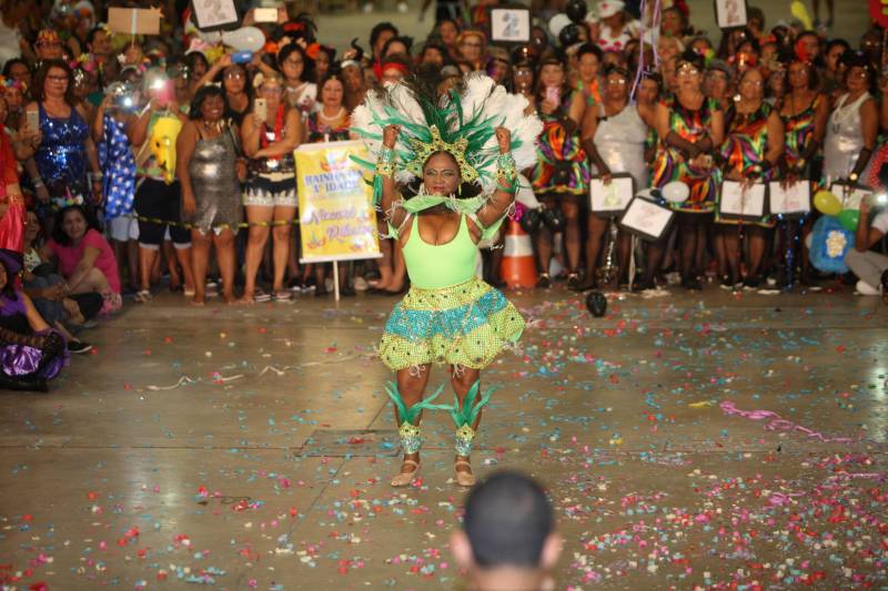 Mais de quatro mil idosos caíram na folia na tarde desta quarta-feira (7), durante o 18° Baile Carnavalesco da Melhor Idade, do projeto Vida Ativa, executado pela Secretaria de estado de Esporte e Lazer (Seel). Uma das grandes atrações foi o concurso que escolheu a “Rainha das Rainhas” da terceira idade, título que este ano ficou com a candidata Lindaura Cardoso, de 63 anos.
FOTO: CARLOS SODRÉ / AG. PARÁ
DATA: 07.02.2018
BELÉM - PARÁ <div class='credito_fotos'>Foto: CARLOS SODRÉ / AG. PARÁ | <a href='/midias/2018/originais/ba55eb8f-7493-4b4a-838c-acbc3c819d2b.jpg' download><i class='fa-solid fa-download'></i> Download</a></div>