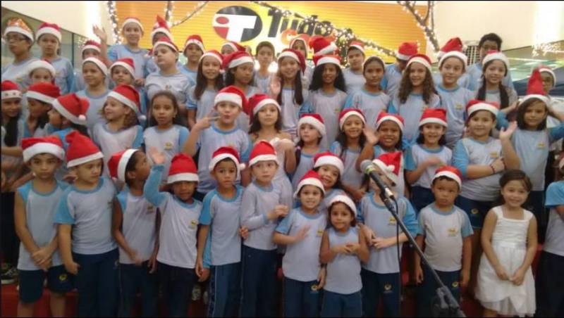 O complexo turístico da Estação das Docas inicia sua programação de Natal (foto) nesta quarta-feira, 12, e segue até o dia 25. Todas as programações são gratuitas. Nesta quarta, 12, quem encantará o público é o Canto Infantil do Colégio Adventista, a partir das 17h30, na orla do Armazém 3. No sábado (15) é a vez da Cantata de Natal com o Coral Infantojuvenil Vale Música, no Anfiteatro São Pedro Nolasco, a partir das 18h30.

FOTO: ASCOM / OS PARÁ 2000
BELÉM - PARÁ <div class='credito_fotos'>Foto: Ascom Pará 2000   |   <a href='/midias/2018/originais/ba560fc0-e29c-43a5-b372-2b1493724064.jpg' download><i class='fa-solid fa-download'></i> Download</a></div>