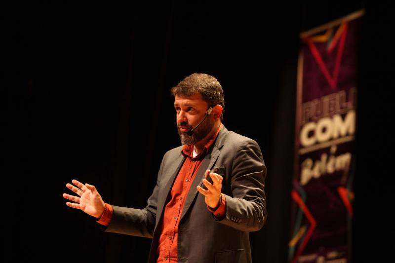 Publicom 2018. O Encontro de Comunicação ocorreu na segunda (11) e terça-feira (12), no Teatro do Sesi, em Belém, e reuniu centenas de participantes. O jornalista, historiador e escritor Pedro Doria (foto) também falou sobre o mundo digital, durante a palestra de encerramento da programação

FOTO: RODOLFO OLIVEIRA / AG. PARÁ
DATA: 12.06.2018
BELÉM - PARÁ <div class='credito_fotos'>Foto: Rodolfo Oliveira/Ag. Pará   |   <a href='/midias/2018/originais/ba59def7-8240-43a1-be91-5296a9f0767b.jpg' download><i class='fa-solid fa-download'></i> Download</a></div>