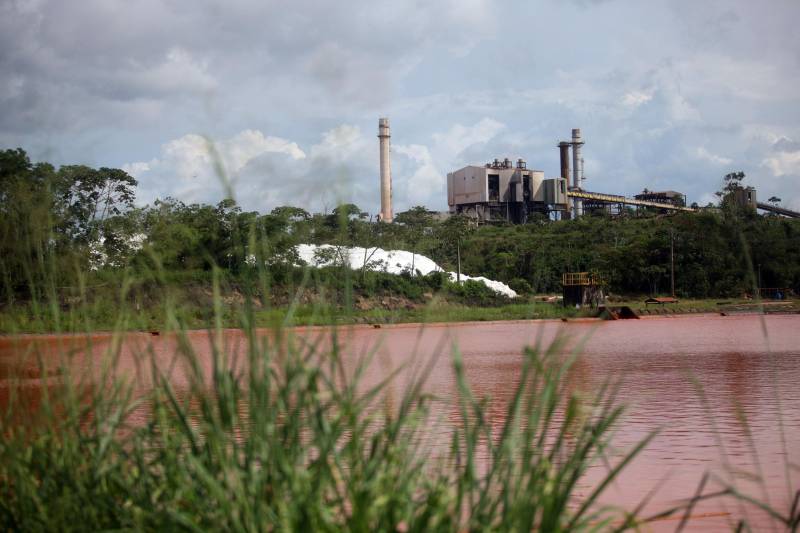 Por conta do não cumprimento do prazo de 48 horas dado pelo Governo do Estado para que a Hydro (foto) reduzisse os níveis das bacias de resíduos ao nível de pelo menos um metro, a Secretaria de Meio Ambiente e Sustentabilidade (Semas) notifica a empresa, na manhã desta terça-feira (27), com a determinação de que reduza a produção da refinaria em 50%. A Semas também triplicará a multa definida anteriormente, cumprindo a legislação ambiental em vigor, chegando a cerca de R$ 1 milhão por dia de descumprimento (300 mil Unidades de Padrão Fiscal). A empresa informou formalmente que reduziu os índices, mas não integralmente no total determinado de um metro. A determinação de redução emitida pela Semas reforça ainda que devem ser mantidos e ampliados os esforços para tratamento dos efluentes e de redução dos níveis das bacias. As equipes da Semas permanecem em campo 24 horas, trabalhando em conjunto com a Defesa Civil e outros órgãos, monitorando a situação.
FOTO: IGOR BRANDÃO / AG. PARÁ
DATA: 24.02.2018
BARCARENA - PARÁ <div class='credito_fotos'>Foto: IGOR BRANDÃO / AG. PARÁ | <a href='/midias/2018/originais/ba5a4df5-4a4e-46b9-afb6-78e6c6f14500.jpg' download><i class='fa-solid fa-download'></i> Download</a></div>