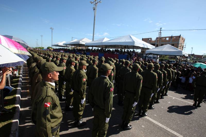 A cerimônia de formatura dos novos praças da Polícia Militar ocorreu na manhã desta segunda-feira (9), simultaneamente, em Belém e outros seis municípios paraenses: Santa Izabel, Castanhal, Barcarena, Capanema, Bragança e Tucuruí. Em Parauapebas, Marabá, Breves, Soure e Conceição do Araguaia, a formatura será celebrada na quinta-feira, dia 12. Na sexta-feira, dia 13, é a vez de Santarém, Altamira, Paragominas e Itaituba. O governador Simão Jatene presidiu a cerimônia de formatura no Portal da Amazônia, bairro da Cidade Velha, em Belém. Milhares de familiares dos formandos lotaram o espaço para entregar aos novos policiais militares seus diplomas de conclusão de curso.
FOTO: SIDNEY OLIVEIRA / AG. PARÁ
DATA: 09.07.2018
BELÉM - PARÁ <div class='credito_fotos'>Foto: Sidney Oliveira/Ag. Pará | <a href='/midias/2018/originais/ba5af979-624b-4eb0-98f7-355a3402d4a7.jpg' download><i class='fa-solid fa-download'></i> Download</a></div>