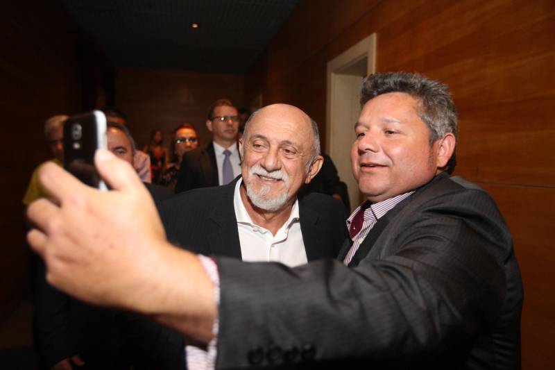 Para o governador Simão Jatene (foto), todos os nomeados podem se considerar – a partir do momento em que optaram por um concurso público no Pará – paraenses, “pois vão ajudar a construir o estado”. “Vocês terão a grata oportunidade de conhecer o estado pelo seu interior, o que é extremamente enriquecedor”, disse o governador. “Mas, preparem-se, pois terão poucos aplausos nos acertos e muitas e severas críticas ao menor erro”. Sobre o concurso e a posse dos novos delegados, Jatene disse que “mais um desafio foi vencido, que é o de ter um delegado para cada município”. “É mais um passo no sentido de combater a violência e melhorar os índices da segurança pública, o que nós fazemos mesmo com a crise que ainda assola o país”, disse o governador. “Enquanto existir essa vontade coletiva, unindo governo e sociedade, vamos vencer mais desafios, em todas as áreas”, concluiu Simão Jatene.
FOTO: SYDNEY OLIVEIRA / AG. PARÁ
DATA: 26.02.2018
BELÉM - PARÁ <div class='credito_fotos'>Foto: Sidney Oliveira/Ag. Pará | <a href='/midias/2018/originais/ba7cc789-31b6-4d75-aebd-152769d604a4.jpg' download><i class='fa-solid fa-download'></i> Download</a></div>