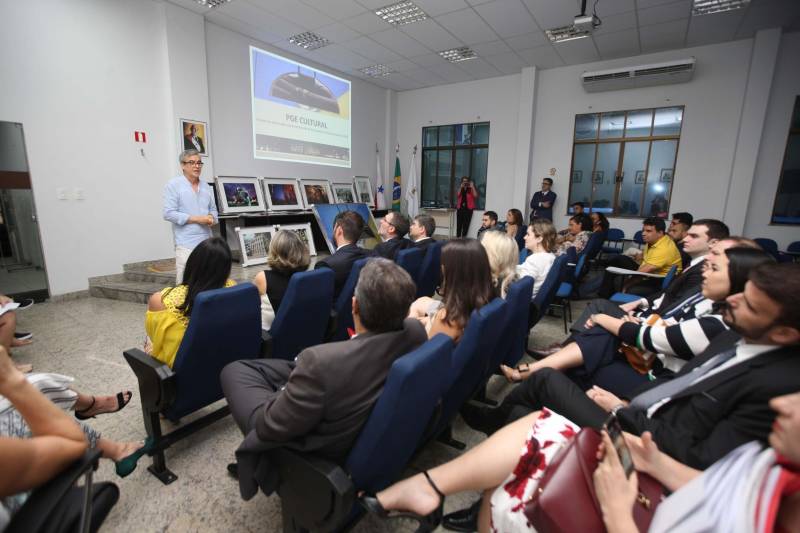 Fotografias que datam desde 1985, mostrando as várias sedes da Procuradoria-Geral do Estado (PGE) ao longo da história, além de locais típicos de Belém e diversas cenas do dia a dia da cidade. Um trabalho que resulta do olhar artístico de Luiz Braga, adquirido pela PGE em 1997 e já totalmente restaurado. Na última quarta-feira (12), as obras foram entregues, na sede da instituição, pelo próprio Luiz Braga, momento que também marcou a instalação oficial da Curadoria de Arte.

FOTO: SIDNEY OLIVEIRA / AG. PARÁ
DATA: 14.12.2018
BELÉM - PARÁ <div class='credito_fotos'>Foto: Sidney Oliveira/Ag. Pará   |   <a href='/midias/2018/originais/ba8b9ef9-6e42-4748-803a-4ef65a3f9c08.jpg' download><i class='fa-solid fa-download'></i> Download</a></div>
