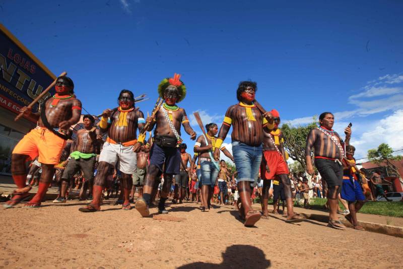 Uma caminhada pelas principais ruas de São Félix do Xingu foi o ponto alto da programação da Semana dos Povos Indígenas nesta quarta-feira (18). Os índios se concentraram em frente à Secretaria Municipal de Cultura, entoando cantos de guerra e dançando na luta por direitos. Uma das principais reivindicações é a retomada de territórios e a gestão ambiental dessas áreas. Durante a passeata, caciques se revezavam proferindo palavras de ordem, enquanto todos seguiam em cadência rumo à Praça do Triângulo, onde ocorre grande parte das atividades. A passeata foi também um protesto contra a exoneração de Franklimberg Ribeiro de Freitas da presidência da Fundação Nacional do Índio (Funai). Ele teria sido demitido pelo presidente Michel Temer a pedido de deputados da bancada ruralista, em Brasília.
FOTO: RODOLFO OLIVEIRA / AG. PARÁ
DATA: 18.04.2018
SÃO FÉLIX DO XINGU - PARÁ <div class='credito_fotos'>Foto: Rodolfo Oliveira/Ag. Pará | <a href='/midias/2018/originais/ba8f48a5-af41-4c00-9380-b3fe5551e560.jpg' download><i class='fa-solid fa-download'></i> Download</a></div>
