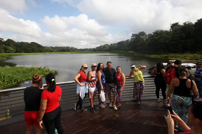 Uma reabertura feita a milhares de mãos. A fita inaugural colocada no inicio da trilha principal do Parque do Utinga foi rompida por mais de cinco mil pessoas ansiosas pelo inicio da caminhada, marcando o segundo dia da programação de reabertura do mais novo espaço paraense de lazer e interatividade com a natureza.
FOTO: SIDNEY OLIVEIRA / AG. PARÁ
DATA: 17.03.2018
BELÉM - PARÁ <div class='credito_fotos'>Foto: Sidney Oliveira/Ag. Pará | <a href='/midias/2018/originais/ba93f858-17b4-4e1b-89bd-42484e7e2ad5.jpg' download><i class='fa-solid fa-download'></i> Download</a></div>