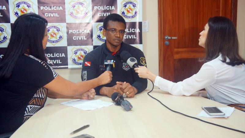 As Polícias Civil e Militar deflagraram, na manhã desta sexta-feira (8), operação policial para cumprir 36 mandados judiciais de busca e apreensão no bairro do Tapanã, em Belém, em decorrência de investigações de tráfico de drogas relacionados a homicídios na capital e Região Metropolitana de Belém (RMB). A operação resultou em seis pessoas autuadas por crimes relacionados a drogas. Três delas - José Augusto Santos e Silva, 46 anos; Leonan Gomes Cardoso, 21, e Fagner da Silva Barbosa, 24 - foram autuadas em flagrante por tráfico de drogas. Outros dois são adolescentes que foram apreendidos e levados até a Divisão de Atendimento ao Adolescente (Data) para responder por Ato Infracional análogo ao tráfico de drogas. Na foto, o delegado Hennison Jacob (foto), diretor da Denarc.
FOTO: ASCOM / POLÍCIA CIVIL
DATA: 08.06.2018
BELÉM - PARÁ <div class='credito_fotos'>Foto: Ascom / Polícia Civil | <a href='/midias/2018/originais/ba9ac679-b79e-48da-9af9-aff384f20312.jpg' download><i class='fa-solid fa-download'></i> Download</a></div>