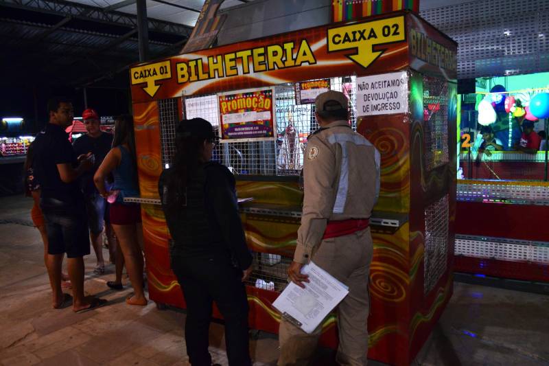 Para garantir a tranquilidade da população e estabelecer a ordem em locais de grande movimentação no distrito de Icoaraci, em Belém, foi deflagrada na noite deste domingo, 6, a Operação Hypnos, realizada pela Polícia Militar em parceria com outros órgãos de segurança pública e do sistema judiciário. Na foto, fiscalização de bares e festas averiguando a presença de menores e de veículos irregulares.
FOTO: ELIELSON MODESTO / ASCOM SEGUP
DATA: 06.05.2018
BELÉM - PARÁ <div class='credito_fotos'>Foto: Elielson Modesto / Ascom Segup | <a href='/midias/2018/originais/ba9d6e7d-0dae-42c7-93c0-0bc0a2fde0c5.jpg' download><i class='fa-solid fa-download'></i> Download</a></div>