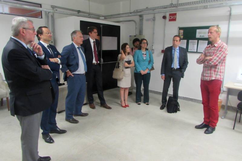 A promoção dos produtos paraenses fora do Brasil e a atração de investimentos para o estado foram alguns dos temas em pauta durante a visita da comitiva da delegação da Bélgica, na manhã desta quarta-feira (25), ao Parque de Ciência e Tecnologia - PCT Guamá
FOTO: ASCOM / PCT GUAMÁ
DATA: 25.04.2018
BELÉM - PARÁ <div class='credito_fotos'>Foto: ASCOM / PCT GUAMÁ | <a href='/midias/2018/originais/bab7e329-79be-43df-868b-a93bf15c8bf3.jpg' download><i class='fa-solid fa-download'></i> Download</a></div>