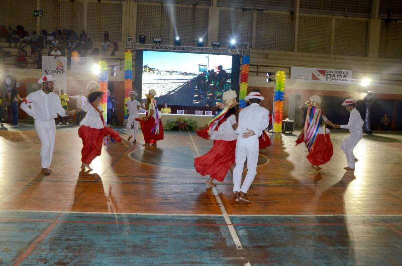 Emoção, integração e cores foram elementos que marcaram a cerimônia de abertura dos Jogos Abertos do Pará (Joapa), nesta quinta-feira (22). Quem compareceu ao evento presenciou atrações culturais e apresentações artísticas, no ginásio do Núcleo de Esporte e Lazer (NEL), em Belém.
FOTO: RAI PONTES / ASCOM SEDUC
DATA: 22.03.2018
BELÉM - PARÁ <div class='credito_fotos'>Foto: Rai Pontes/Ascom Seduc | <a href='/midias/2018/originais/bac210a7-58bc-4626-b82d-255c8d0ea6a6.jpg' download><i class='fa-solid fa-download'></i> Download</a></div>