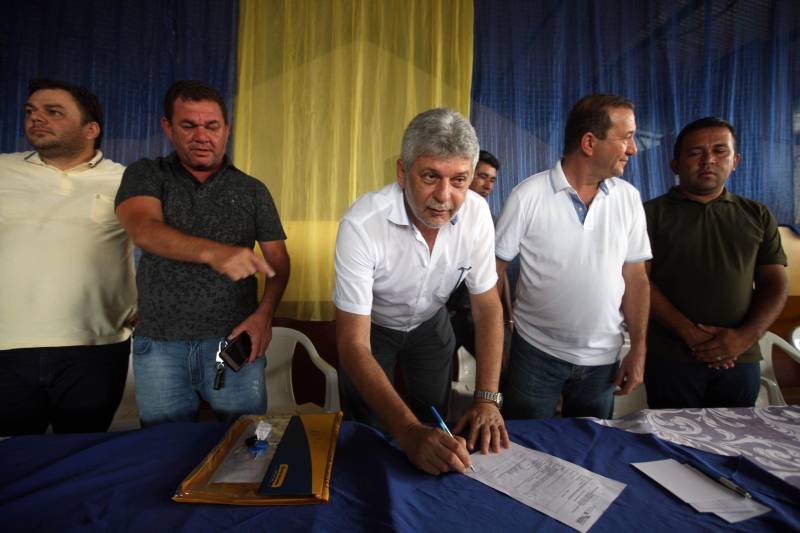 O Governo do Estado entregou na tarde desta sexta-feira (29), a ordem de serviço para a pavimentação de três quilômetros de vias no munícipio de Bonito, no Nordeste do Estado. O documento foi entregue pelo chefe do Núcleo de Governo, José Megale (foto). O investimento na ordem de R$ 1,3 milhão faz parte dos esforços do Governo do Estado em levar mais qualidade de vida à população. A assinatura contou com a participação do presidente da Assembleia Legislativa do Estado (Alepa), deputado Márcio Miranda, e do deputado Milton Campos, que também entregou as chaves de uma retroescavadeira adquirida através de emenda parlamentar.
FOTO: SIDNEY OLIVEIRA / AG. PARÁ
DATA: 29.06.2018
BONITO - PARÁ <div class='credito_fotos'>Foto: Sidney Oliveira/Ag. Pará | <a href='/midias/2018/originais/bac3b7be-bfb0-43a3-a227-b89ac29f8039.jpg' download><i class='fa-solid fa-download'></i> Download</a></div>