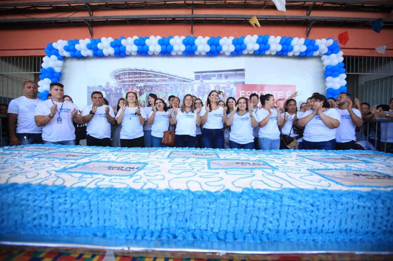 Nesta sexta-feira, uma programação (foto) alegre e diferenciada marcou as comemorações pelos 14 anos do Pro Paz no Pará, iniciativa que surgiu em 2004 como um programa do Governo do Estado, convertida mais tarde em política pública por força de decreto, até se consolidar, em 2015, na Fundação Pro Paz, que tem a missão de racionalizar e ordenar recursos e ações para transformar a vida de milhares de paraenses em situação de vulnerabilidade social. A existência do Pro Paz fez do Pará vanguarda na Federação, por ser o único estado que possui, há mais de dez anos, um protocolo padrão para atendimento a crianças e adolescentes vítimas de violência que é modelo para o Brasil, referendado pela ONG Childhood Brasil e reconhecido pela ONU. O modelo referência do trabalho do Pro Paz foi que levou o Pará a ganhar da Organização das Nações Unidas (ONU), em 2015, o reconhecimento por manter uma das onze melhores práticas das Américas para a integração de sistemas de segurança pública com políticas sociais.
FOTO: MÁCIO FERREIRA / AG. PARÁ
DATA: 29.06.2018
BELÉM - PARÁ <div class='credito_fotos'>Foto: MÁCIO FERREIRA/ AG. PARÁ | <a href='/midias/2018/originais/bad25259-70e7-45f1-8a62-557232e01b9e.jpg' download><i class='fa-solid fa-download'></i> Download</a></div>