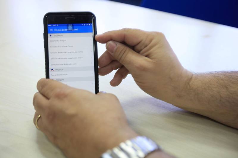 Um aplicativo através do qual se consegue acessar todos os serviços informatizados do Governo do Estado, de uma forma prática e interativa. Esse é o “Tá na Mão”, app que em breve será lançado pela
Empresa de Tecnologia da Informação e Comunicação do Estado do Pará ( Prodepa).
FOTO: RODOLFO OLIVEIRA / AG. PARÁ
DATA: 30.03.2018
BELÉM - PARÁ <div class='credito_fotos'>Foto: Rodolfo Oliveira/Ag. Pará | <a href='/midias/2018/originais/bad33029-e0b1-49ae-9d0b-961b772580b9.jpg' download><i class='fa-solid fa-download'></i> Download</a></div>