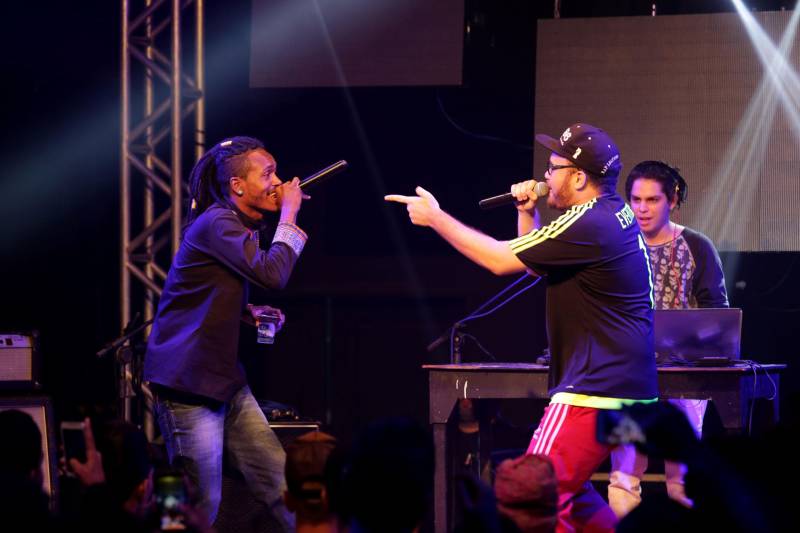 A TV Cultura do Pará exibe o show da Mostra Protótipo nesta quinta-feira (5), às 19h, com reprise no domingo (8), às 21h. O musical foi gravado no dia 21 do mês passado no Teatro Universitário Cláudio Barradas, em Belém, com a apresentação dos artistas selecionados: Orquestra Pau e Cordista de Carimbó, Azul Dossel, A Troca, DK, Inesita, Tula Tânia, Caruana, Gael Conhece o Mar, Pelé do Manifesto (foto) e Everton MC, e Toni Link. "Acredito que a Cultura fez um trabalho incrível quando selecionou esses 10 artistas e revelou novos talentos ao público paraense. Mas é importante ressaltar que não descobrimos só estes 10. Nós temos 131 trabalhos de qualidade que podem perfeitamente estourar no cenário da música paraense. Prova disso é que vamos aproveitar todas as músicas da mostra e divulgá-las na Rádio Cultura", destacou o diretor da Rádio Cultura FM, Beto Fares.
FOTO: CAMILA LIMA / PORTAL CULTURA
DATA: 21.06.2018
BELÉM - PARÁ <div class='credito_fotos'>Foto: CAMILA LIMA / PORTAL CULTURA | <a href='/midias/2018/originais/bad675d9-689d-48da-8717-1275e794d839.jpg' download><i class='fa-solid fa-download'></i> Download</a></div>