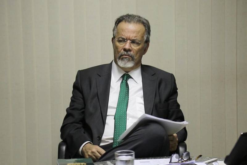O Governo do Pará e o governo federal trabalharão juntos no combate à criminalidade no Estado. O secretário de Segurança Pública e Defesa Social, Luiz Fernandes, se reuniu nesta terça-feira (17) com o ministro Extraordinário da Segurança Pública, Raul Jungmann (foto), em Brasília (DF), para definir uma série de ações que podem ser desenvolvidas de forma conjunta na área de segurança.
FOTO: DANILO OLIVEIRA / DIVULGAÇÃO
DATA: 17.04.2018
BRASÍLIA - DF <div class='credito_fotos'>Foto: DANILO OLIVEIRA | <a href='/midias/2018/originais/bade2a10-be6f-418b-bf7f-b1187a88d6bd.jpg' download><i class='fa-solid fa-download'></i> Download</a></div>