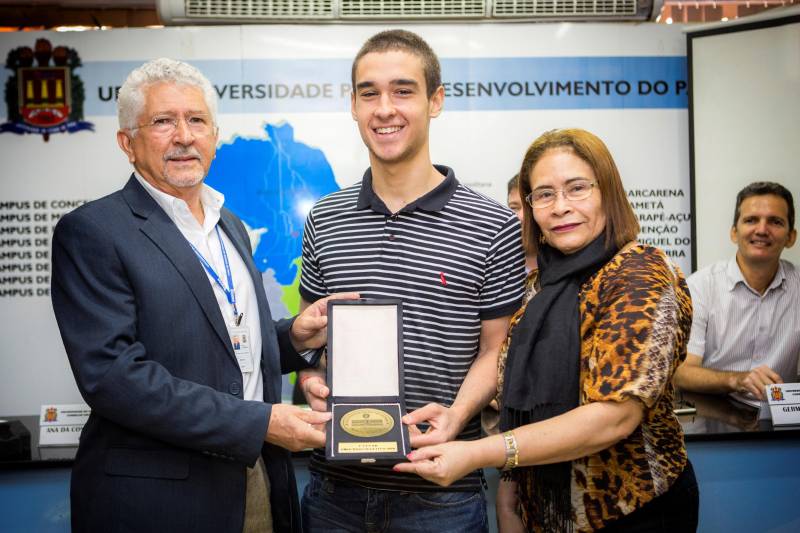 Dedicação exclusiva aos estudos e prática recorrente de exercícios renderam ao estudante Rafael Barata (c) a medalha "Fernando Guilhon", horaria concedida ao candidato com a maior pontuação no processo seletivo da Uepa. A medalha foi entregue pelo reitor da instituição, Rubens Cardoso, durante a reunião ordinária do Conselho Universitário (Consun), na manhã desta quarta-feira (21).
FOTO: NAILANA THIELY / ASCOM UEPA
DATA: 21.02.18
BELÉM - PARÁ <div class='credito_fotos'>Foto: Nailana Thiely / Ascom Uepa | <a href='/midias/2018/originais/baeb6c0c-4bbb-4a57-ae07-659cae61d9a3.jpg' download><i class='fa-solid fa-download'></i> Download</a></div>
