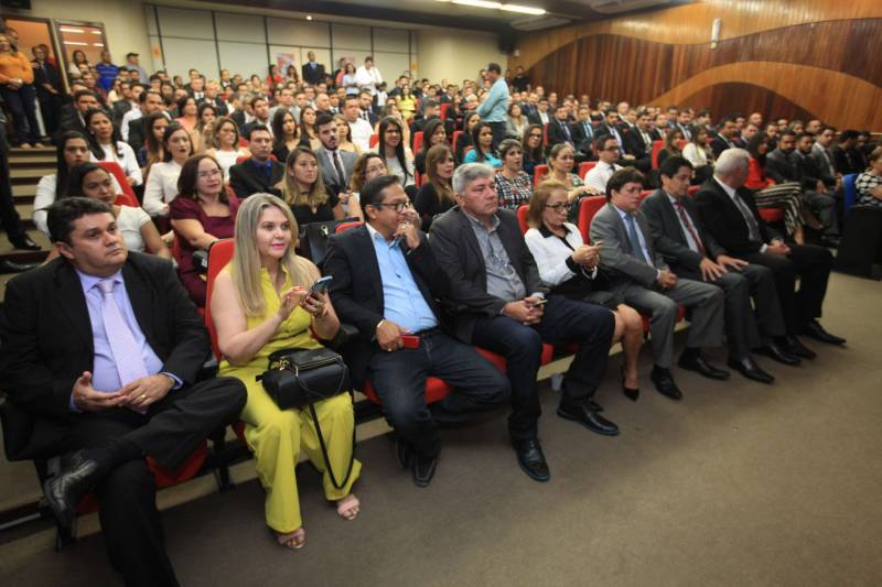 “Hoje finalizamos todas as etapas do concurso público, mas começamos uma outra, que é o trabalho efetivo dos novos policiais que irão reforçar a segurança pública em todo o Estado”, destacou o delegado geral da Polícia Civil, Rilmar Firmino, durante a posse dos 141 novos integrantes da corporação aprovados para o cargo de delegado. A cerimônia ocorreu na noite desta terça-feira (27), no auditório A da Delegacia-Geral, em Belém, e contou com a presença do governador Simão Jatene. O governador parabenizou a todos pela aprovação e pela escolha de um cargo público tão importante que é o de proteger a população. “Vocês não estão sozinhos. A responsabilidade é grande e os desafios são maiores ainda, mas estamos trabalhando para que, juntos, possamos fazer uma polícia melhor e assim prestar um melhor serviço à população”, disse Simão Jatene.
FOTO: MÁCIO FERREIRA / AG. PARÁ
DATA: 27.03.2018
BELÉM - PARÁ <div class='credito_fotos'>Foto: MÁCIO FERREIRA/ AG. PARÁ | <a href='/midias/2018/originais/baec794c-d663-4d7a-9d62-10ffa4dbab9e.jpg' download><i class='fa-solid fa-download'></i> Download</a></div>