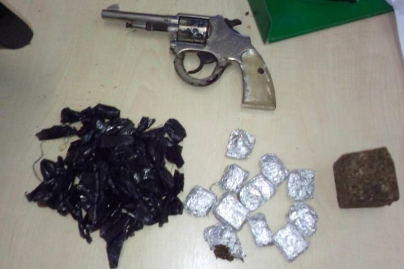 As Polícias Civil e Militar deflagraram, nesta quinta-feira, 8, uma operação para cumprir mandados de prisão de envolvidos em homicídios e tráfico de drogas, na área do 40 Horas, em Ananindeua, na Região Metropolitana de Belém (RMB). Denominada "Quadraginta Pax" (Paz no Quarenta, em latim), a ação policial foi coordenada pela Divisão de Homicídios e resultou em dez pessoas presas, durante a manhã. Uma arma de fogo e drogas foram apreendidas durante a operação iniciada nas primeiras horas do dia. Os presos e o material apreendido foram levados para a sede da Divisão de Homicídios, no bairro de São Brás, em Belém.
FOTO: ACOM POLÍCIA CIVIL
DATA: 08.03.2018
BELÉM - PARÁ
<div class='credito_fotos'>Foto: Ascom Polícia Civil | <a href='/midias/2018/originais/baed7060-05aa-4596-9268-55ee975bfae0.jpg' download><i class='fa-solid fa-download'></i> Download</a></div>