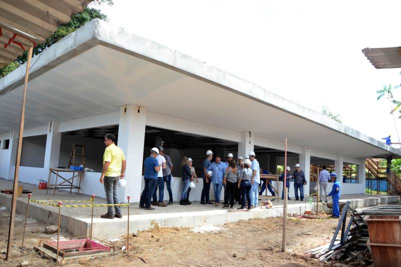 Obras de reforma e ampliação de 18 escolas na capital e no interior do Estado estão em fase de conclusão. Além das escolas, está sendo reformada a sede da Secretaria de Estado de Educação (Seduc). Nesta sexta-feira (6), a secretária Ana Claudia Hage, visitou a obra na Rodovia Augusto Montenegro (foto), que inclui a construção de um edifício de quatro andares, um auditório com 400 lugares e um restaurante. A obra da sede da Seduc faz parte, também, do Programa de Melhoria da Qualidade e Expansão da Cobertura da Educação Básica do Estado do Pará, que a secretaria está executando, e que abriga cerca de 120 projetos de novas escolas, reformas e ampliações.
FOTO: RAI PONTES / ASCOM UEPA
DATA: 06.04.2018
BELÉM - PARÁ <div class='credito_fotos'>Foto: Rai Pontes/Ascom Seduc | <a href='/midias/2018/originais/bafce7e5-fff2-4ef1-a48e-fb774be5c3d9.jpg' download><i class='fa-solid fa-download'></i> Download</a></div>