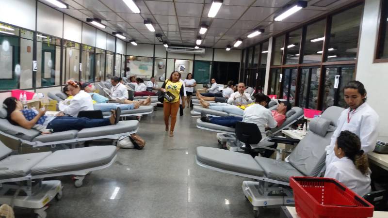 A abertura da Campanha da Copa, promovida pela Fundação Centro de Hemoterapia e Hematologia do Pará (Hemopa), neste sábado (9), foi marcada por alegria, descontração, apresentação cultural, comemoração de aniversário, prestação de serviços de saúde e até demonstração de jiu-jitsu.
FOTO: ASCOM HEMOPA
DATA: 09.06.2018
BELÉM - PARÁ <div class='credito_fotos'>Foto: Ascom Hemopa | <a href='/midias/2018/originais/bafff88e-4102-4be4-b9f9-8a03fb060a4a.jpg' download><i class='fa-solid fa-download'></i> Download</a></div>