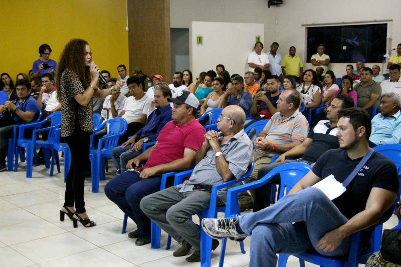 O município de Xinguara também comemora os 36 anos de emancipação neste domingo (13). A celebração de convênios entre a Prefeitura e o Estado abriu as comemorações. Foi firmado convênio para a construção de uma clínica de fisioterapia, no valor de R$ 289.051,66. Também foi assinado convênio de R$ 357.204,96, destinado à iluminação do trecho urbano da Avenida Xingu. Na foto, Izabela Jatene, secretária de Municípios Sustentáveis.
FOTO: ANTONIO MACEDO / DIVULGAÇÃO
DATA: 12.05.2018
XINGUARA - PARÁ <div class='credito_fotos'>Foto: ANTONIO MACEDO / DIVULGAÇÃO | <a href='/midias/2018/originais/bb031b8e-c324-42e4-8c6b-08980d97ccd6.jpg' download><i class='fa-solid fa-download'></i> Download</a></div>
