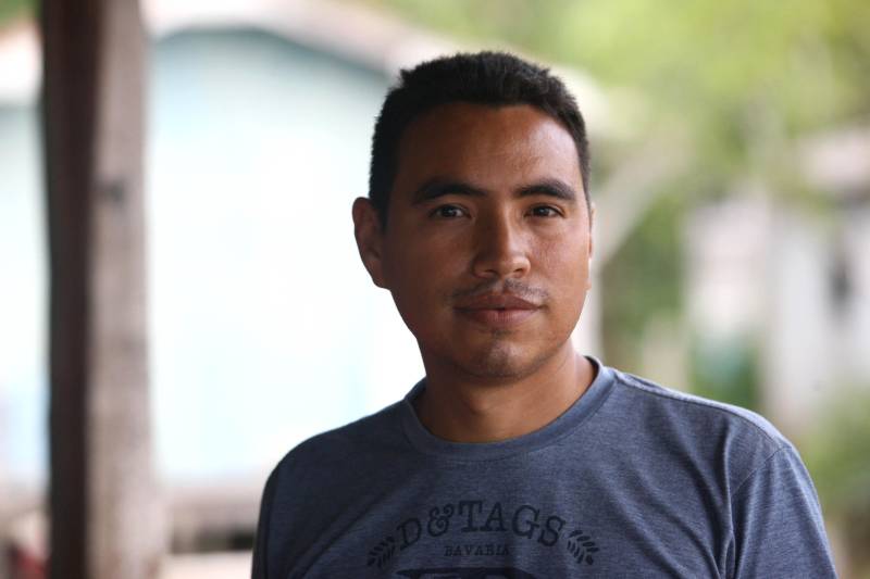 O proprietário da embarcação da empresa Navegação Marajó, que faz a navegação de passageiros entre Santa Cruz do Arari, na ilha do Marajó e Belém, Evandro Feio, 43 anos, foi abordada pela lancha da Companhia de Policiamento Fluvial em plena baia do Guajará, próximo a capital Belém. Este é um procedimento de rotina do Grupamento Fluvial que realiza o policiamento ostensivo nos rios do Estado e atende comunidades ribeirinhas através de projetos sociais. Na foto, o professor do anexo Manuel Moraes, 32. Ele comenta que os alunos esperam os policiais com ansiedade para poderem participar do treinamento.
FOTO: MARCELO LELIS / AG. PARÁ
DATA: 27.04.2018
BELÉM - PARÁ <div class='credito_fotos'>Foto: Marcelo Lelis / Ag. Pará | <a href='/midias/2018/originais/bb047cad-d231-482b-9343-f96dfbdbf11e.jpg' download><i class='fa-solid fa-download'></i> Download</a></div>