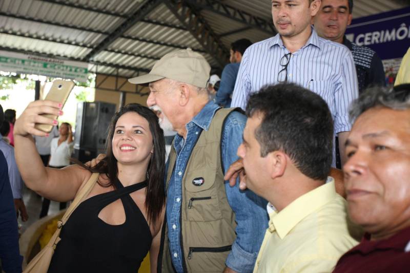 Onze municípios do sul e sudeste paraense recebem recursos do Estado para recuperar ruas e vicinais atingidas pelas enchentes e fortes chuvas que caem na região. Em agenda oficial nesta sexta-feira (6), o governador Simão Jatene assinou, pela manhã, no Parque de Exposições Valeu Boi Leilões, em Rio Maria, os convênios que garantem o repasse de cerca de R$ 4 milhões. As obras de caráter emergencial serão executadas pelas prefeituras em parceria com a Secretaria de Estado de Transportes (Setran). O objetivo é recuperar a trafegabilidade nessas localidades e assegurar o direito de ir e vir da população. Na manhã desta sexta, foram assinados nove convênios, com os municípios de Redenção, Pau D’Arco, São Félix do Xingu, Santa Maria das Barreiras, Tucumã, Água Azul do Norte, Xinguara, Bannach e Rio Maria. Além da Setran, participam da ação o Centro Regional de Governo do Sudeste do Pará e a Defesa Civil. “O valor do investimento em cada município vai depender da necessidade verificada pelas equipes do Estado e das prefeituras. O recurso não será usado para reconstruir vias, mas para restabelecer a trafegabilidade”, disse o secretário de Transportes, Kléber Menezes.
FOTO: ANTÔNIO SILVA / AG. PARÁ
DATA: 06.04.2018
RIO MARIA - PARÁ <div class='credito_fotos'>Foto: Antônio Silva/Ag. Pará | <a href='/midias/2018/originais/bb05f75e-364d-4e47-bcea-c53d95fac48a.jpg' download><i class='fa-solid fa-download'></i> Download</a></div>