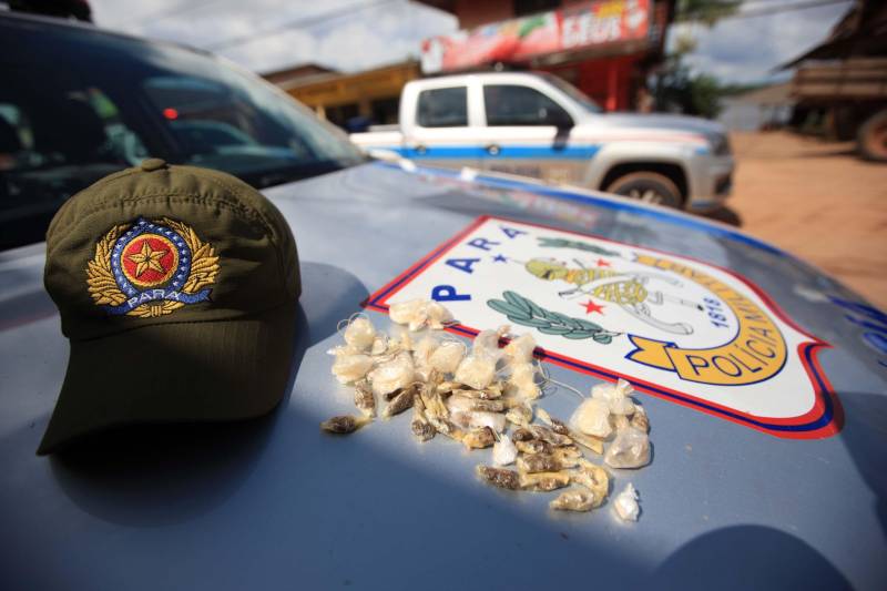 Os rios próximos a Belém são, muitas vezes, porta de entrada para o tráfico de drogas, comercialização de produtos ilegais, entre outros crimes, que influenciam diretamente a violência na Região Metropolitana de Belém (RMB). Para intensificar e otimizar as ações repressivas nas regiões das ilhas pertencentes a capital, a Secretaria de Estado de Segurança Pública e Defesa Social (Segup) realizou a Operação Yara na ilha de Cotijuba, neste sábado, 26. Durante a operação, por meio de uma denúncia anônima, um homem foi preso em flagrante por tráfico de drogas (foto), na comunidade conhecida como Pedra Branc

FOTO: THIAGO GOMES / AG. PARÁ
DATA: 26.05.2018
COTIJUBA - PARÁ <div class='credito_fotos'>Foto: Thiago Gomes /Ag. Pará   |   <a href='/midias/2018/originais/bb178676-f280-42f3-bdb7-59def274287d.jpg' download><i class='fa-solid fa-download'></i> Download</a></div>