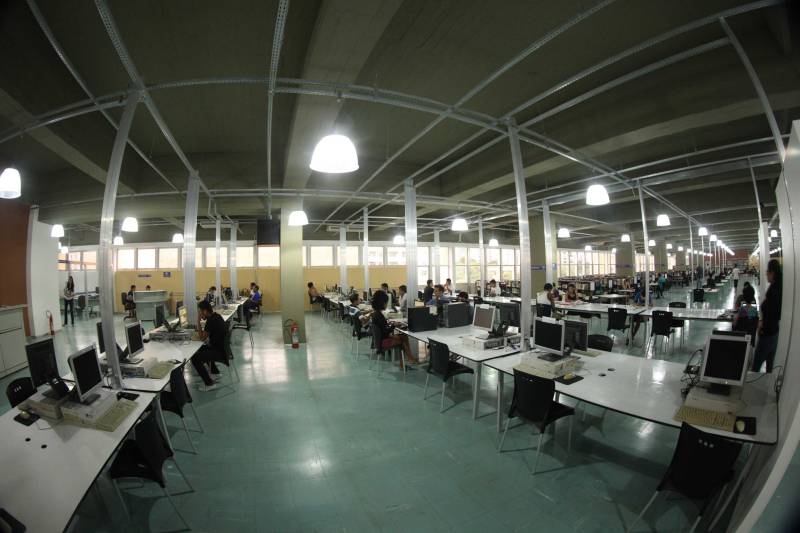 Ao entrar na Biblioteca Arthur Viana, localizada no Centro Cultural e Turístico Tancredo Neves (Centur), é possível visualizar e sentir as diferenças logo ao chegar. O espaço, que desde 2015 passava por reformas, está completamente pronto para sua reinauguração, que deve acontecer já na próxima semana. Iluminação adequada, climatização renovada, mudança de estantes e outros móveis que contribuíram para a ampliação do espaço, além de um verdadeiro upgrade em diversos espaços de convivência, serviços e estudos, trouxeram novos ares a centenária biblioteca.
FOTO: THIAGO GOMES / AG. PARÁ
DATA: 27.04.2018
BELÉM - PARÁ <div class='credito_fotos'>Foto: Thiago Gomes /Ag. Pará | <a href='/midias/2018/originais/bb1df6e6-1c3f-4a78-a8b0-3f44d0a0501e.jpg' download><i class='fa-solid fa-download'></i> Download</a></div>
