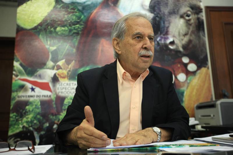 O XVII Congresso Brasileiro de Mandioca e II Congresso Latino-Americano e Caribenho de Mandioca começa nesta segunda-feira, 12, em Belém. A solenidade de abertura será às 19 horas, com a presença do vice-governador Zequinha Marinho, no Hangar Convenções e Feiras da Amazônia que, juntamente com o secretário de Estado de Desenvolvimento Agropecuário e da Pesca, Giovanni Queiroz (foto), fará o lançamento do Pró-Mandioca.
FOTO: MÁCIO FERREIRA / AG. PARÁ
DATA: 12.03.2018
BELÉM - PARÁ <div class='credito_fotos'>Foto: MÁCIO FERREIRA/ AG. PARÁ | <a href='/midias/2018/originais/bb1e6614-a7c2-4bef-b300-084d5483d457.jpg' download><i class='fa-solid fa-download'></i> Download</a></div>