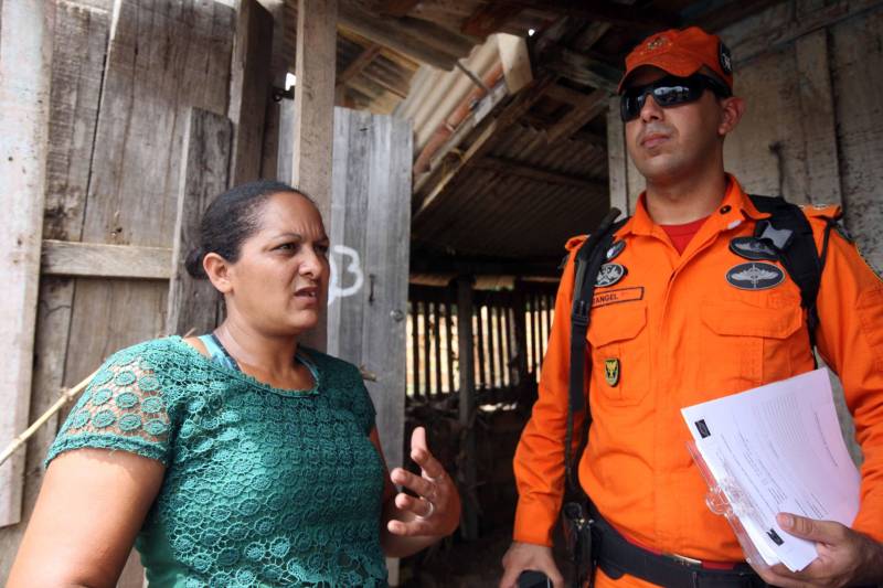 Passados dois dias da enxurrada que destruiu casas e obrigou pessoas a saírem de seus locais de moradia em Paragominas, Governo do Estado e Prefeitura continuam os trabalhos para atender as famílias afetadas, reconstruir o que ficou destruído e restabelecer a situação de normalidade no município. Desde a manhã da última quinta-feira (12), equipes da Defesa Civil intensificam as ações nos bairros atingidos. Na foto, a moradora Rosicleide Oliveira, de 30 anos, foi uma das pessoas que perdeu a casa.
FOTO: SIDNEY OLIVEIRA / AG. PARÁ
DATA: 14.04.2018
PARAGOMINAS - PARÁ <div class='credito_fotos'>Foto: Sidney Oliveira/Ag. Pará | <a href='/midias/2018/originais/bb225b95-df56-4b96-a6a6-68edf0f530bf.jpg' download><i class='fa-solid fa-download'></i> Download</a></div>