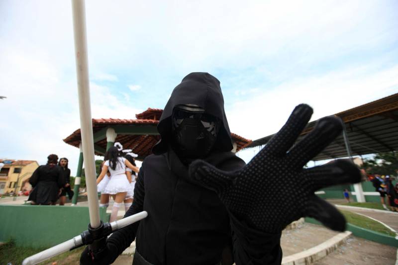 Foliões fantasiados de personagens do cinema, de desenhos animados e videogames, da Grécia antiga e de personalidades do esporte desembarcaram na “Pérola do Caeté” na segunda-feira (12) para participar do “Urubu Cheiroso”, o maior bloco de Carnaval do município de Bragança, no nordeste do Pará. Desde o início da tarde, milhares de pessoas chegavam à Praça da Aldeia para a concentração do bloco, que este ano comemora 25 anos de existência, arrastando a cada ano um número maior de foliões. O cenário da festa é Bragança, município de 124 mil habitantes, que tem na Marujada, festa religiosa realizada em dezembro, uma de suas principais representações culturais. Mas em fevereiro a tradição secular da Marujada cede espaço para o Carnaval, a maior festa popular do Brasil.
FOTO: MÁCIO FERREIRA / AG PARÁ
DATA: 13.02.2018
BRAGANÇA - PARÁ <div class='credito_fotos'>Foto: MÁCIO FERREIRA/ AG. PARÁ | <a href='/midias/2018/originais/bb23ea76-eaa8-40ec-9616-44af1f66a10d.jpg' download><i class='fa-solid fa-download'></i> Download</a></div>