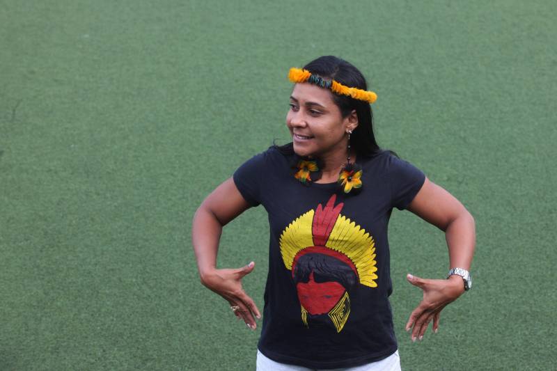 O primeiro dia da Semana dos Povos Indígenas começa com o debate sobre o empoderamento da mulher indígena. Estão confirmadas para este momento, que será o ponto alto das discussões, os maiores nomes do movimento indigenista do País. Entre eles estão Sônia Guajajara (MA), coordenadora executiva da Articulação dos Povos Indígenas do Brasil (Apib), e Nara Baré (AM), titular da Coordenação das Organizações Indígenas da Amazônia Brasileira (Coiab). Também confirmaram presença as paraenses Ângela Kaxuyana, Puyr Tembé, Concita Somprê e Tuíra Kayapó. O crescimento da representação feminina nas comunidades indígenas é uma das pautas levantadas pelos movimentos sociais junto à Organização das Nações Unidas (ONU). “Queremos acabar com os estigmas que envolvem a mulher indígena. Não somos apenas belas e exóticas. Não fazemos apenas artesanato e trabalhos manuais. Em muitos casos, comandamos tribos, somos responsáveis pelas plantações, cuidamos da roça e dos filhos e ainda tomamos as decisões que, mais tarde, serão a palavra final em uma discussão”, defende Puyr Tembé (foto), gerente de Promoção e Proteção dos Direitos dos Povos Indígenas da Secretaria de Estado de Justiça e Direitos Humanos (Sejudh).
FOTO: IGOR BRANDÃO / AG. PARÁ
DATA: 06.03.2018
BELÉM - PARÁ <div class='credito_fotos'>Foto: IGOR BRANDÃO / AG. PARÁ | <a href='/midias/2018/originais/bb2f8eb2-15cb-4409-8ecb-54e3c9fe8e8f.jpg' download><i class='fa-solid fa-download'></i> Download</a></div>