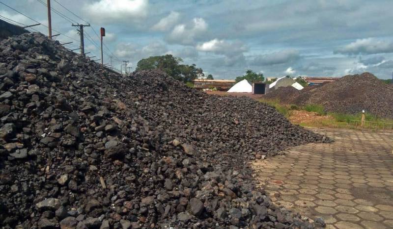 A operação Minerioduto, realizada pela Secretaria de Meio Ambiente e Sustentabilidade (Semas), com o apoio da Secretaria de Meio Ambiente de Barcarena (Semade), prossegue sendo realizada no município. O intuito é coibir a prática ilegal de armazenamento de minérios, em especial, o manganês. Desenvolvida pela Diretoria de Fiscalização, da Semas, a operação teve a sua primeira etapa realizada entre os dias 12 e 14 deste mês. E a segunda etapa segue em desenvolvimento. Durante a operação, já foram lavrados três autos de infração em desfavor de duas empresas, um deles por desenvolver atividade de Terminal Logístico de Cargas sem a devida autorização do órgão ambiental competente. Os demais por não ter licença de operação para armazenamento de minérios.
FOTO: ASCOM / SEMAS
DATA: 21.04.2018
BARCARENA - PARÁ <div class='credito_fotos'>Foto: ASCOM SEMAS | <a href='/midias/2018/originais/bb343ae4-bb78-47f0-b45e-ef17cdb0943f.jpg' download><i class='fa-solid fa-download'></i> Download</a></div>