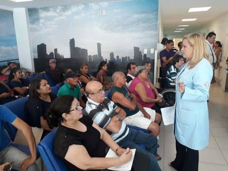 A atuação ética da profissão foi um dos temas da Semana de Enfermagem no ‘Jean Bitar” (foto), que também desatacou a melhoria constante do ambiente de trabalho e das relações entre técnicos e usuários dos serviços. A programação contou ainda com apresentação oficial da Comissão de Ética de Enfermagem, lançamento Manual de Medidas de Isolamento, além de destacar importância da prevenção de infecção na corrente sanguínea que inicia com pulsação periférica. A inovação do evento ficou por conta da “Exposição de talentos” de colaboradores e a arrecadação de donativos para auxiliar famílias desabrigadas pela enchente em Paragominas, mês passado.

FOTO: ASCOM / HJB
DATA: 20.05.2018
BELÉM - PARÁ <div class='credito_fotos'>Foto: ASCOM HJB   |   <a href='/midias/2018/originais/bb372698-a9fa-4b93-89a0-0eaf0754c6b4.jpg' download><i class='fa-solid fa-download'></i> Download</a></div>