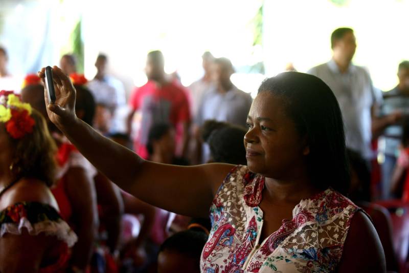 “Ter a posse da terra é a certeza de que nunca iremos perder o nosso direito, que nossos filhos e nossos netos poderão dar continuidade a nossa história em segurança. Foram anos de luta até chegar esse dia, agraciados com a assinatura do nosso título de terra. Só temos a agradecer a todos que fizeram parte disso e a cada um que lutou junto para que hoje isso se tornasse realidade”. A fala emocionada foi de seu Mário Araújo Silva, presidente da Associação Remanescente de Quilombo Espírito Santo, localizada no município do Acará, no nordeste do Estado. Ele assinou, neste sábado (24), junto com o governador Simão Jatene, o título que dá a posse da terra a comunidade. A fala do presidente traduz o sentimento das dezenas de famílias que moram no local, que agora tem a posse legítima do local onde seus antepassados viveram. “Sou filho de mãe negra. Nasci aqui como minha vó, bisavó, que fazem parte da história dessa comunidade que já existe a mais de 300 anos.
FOTO: SIDNEY OLIVEIRA / AG. PARÁ
DATA: 24.03.2018
ACARÁ - PARÁ <div class='credito_fotos'>Foto: Sidney Oliveira/Ag. Pará | <a href='/midias/2018/originais/bb466d82-b28a-46be-8893-54b5518003b1.jpg' download><i class='fa-solid fa-download'></i> Download</a></div>