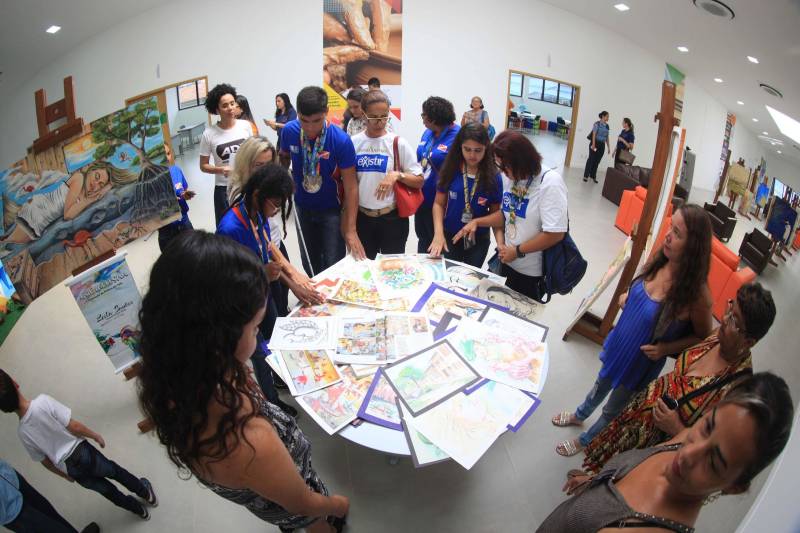 Um espaço moderno, com atendimento de alta qualidade. Assim é o Centro Integrado de Inclusão e Reabilitação (CIIR), inaugurado pelo Governo do Estado na tarde desta quarta-feira (30). O centro integra vários serviços em um único local. Da assistência médica, odontológica, passando pela reabilitação, capacitação, oficinas para produção de próteses e serviço de apoio e diagnósticos em crianças, jovens e adultos com deficiência no Estado do Pará. Localizado na rodovia Arthur Bernardes, em Belém, às margens da Baía do Guajará, o Centro Integrado é o primeiro na região Norte e fica em uma área total de mais de 40 mil metros quadrados. A obra foi iniciada em março de 2014 e está orçada em mais de R$ 32 milhões, recursos do tesouro estadual. O CIIR faz parte das ações previstas pelo Governo do Estado ampliando os serviços já oferecidos pela Secretaria de Estado de Saúde Pública (Sespa).
FOTO: THIAGO GOMES / AG. PARÁ
DATA: 30.05.2018
BELÉM - PARÁ <div class='credito_fotos'>Foto: Thiago Gomes /Ag. Pará | <a href='/midias/2018/originais/bb56cf34-2ad0-4ff5-a5a1-71d17142bdd1.jpg' download><i class='fa-solid fa-download'></i> Download</a></div>