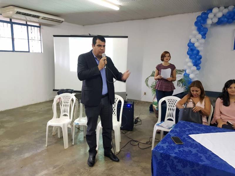 Mais de 20 municípios do sul e sudeste paraense recebem, nesta terça (20) e quarta-feira (21), no Centro Regional de Governo, em Marabá, capacitação do Selo Unicef, edição 2017-2020. Um dos temas apresentados no primeiro dia do evento foi o atendimento do Pro Paz Integrado na região. “O diferencial do programa Pro Paz é trabalhar e disseminar a cultura de paz, reduzindo o índice de violência contra a mulher e contra a criança e o adolescente”, disse a coordenadora do Movimento pela Valorização do Estatuto da Criança e do Adolescente (Mover), Angelina Falcão. Entre os objetivos do encontro está apresentar a metodologia do selo e do 1º Fórum Comunitário, que deve ser promovido pelos municípios. A assistente de Programas da Unicef em Belém, Dariane Sousa, esclarece que “o Selo Unicef tem procurado aproximar as ações dos municípios para que sejam reduzidas as desigualdades e os direitos garantidos”. Na foto, o secretário regional de Governo do Sudeste do Pará, Jorge Bittencourt (ao microfone).
FOTO: KÉLIA SANTOS / ASCOM CRGSP
DATA: 20.03.2018
MARABÁ - PARÁ <div class='credito_fotos'>Foto: KÉLIA SANTOS / ASCOM CRGSP | <a href='/midias/2018/originais/bb5aa0fa-7940-42d5-a339-3156a56c3a46.jpg' download><i class='fa-solid fa-download'></i> Download</a></div>