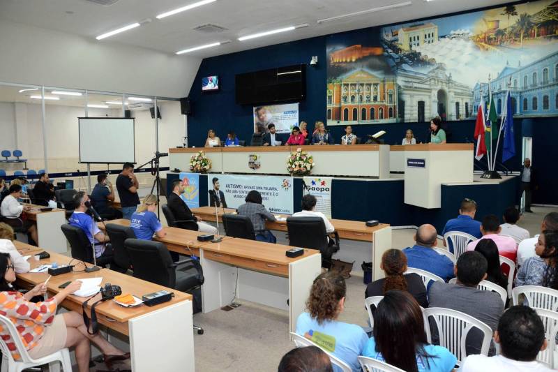 O Pará possui 7.983 alunos atendidos pela Educação Especial matriculados regularmente na rede estadual de ensino. Destes, 1.187 alunos possuem Transtorno de Espectro Autista (TEA). Nesta quinta-feira (5), o Governo do Estado, por meio da Secretaria de Estado de Educação (Seduc), apresentou os avanços nas políticas públicas voltadas ao atendimento de alunos com autismo durante sessão especial na Câmara Municipal de Belém (foto). Mediante as ações articuladas e integradas, a Coordenadoria de Educação Especial (COEES) participa ativamente para a organização da Educação Especial em escolas da rede estadual de ensino pertencentes a Unidades Regionais de Educação (UREs) e Unidades Seduc na Escola (USEs), contribuindo para o cumprimento da meta quatro do Plano Estadual de Educação e seguindo as diretrizes que regem a política de Educação Especial na Perspectiva da Educação Inclusiva.
FOTO: ELISEU DIAS / ASCOM SEDUC
DATA: 05.04.2018
BELÉM - PARÁ <div class='credito_fotos'>Foto: Eliseu Dias / Ascom Seduc | <a href='/midias/2018/originais/bb5bab4f-1f60-4b8b-bd9a-623e0785574a.jpg' download><i class='fa-solid fa-download'></i> Download</a></div>