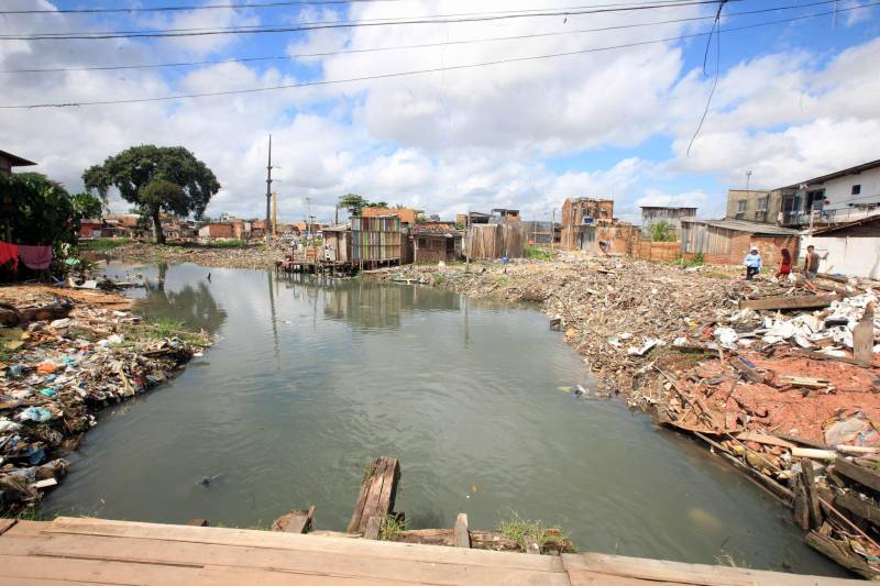 Mais de 130 benfeitorias que foram construídas de maneira irregular sobre o canal do Tucunduba foram retiradas para dar início às obras da segunda etapa do projeto de saneamento integrado da bacia do Tucunduba, que vai beneficiar 250 mil moradores dos bairros de Canudos, Guamá, Terra Firme e Marco.
FOTO: RODOLFO OLIVEIRA / AG. PARÁ
DATA: 16.05.2018
BELÉM - PARÁ <div class='credito_fotos'>Foto: Rodolfo Oliveira/Ag. Pará | <a href='/midias/2018/originais/bb5f5a52-ca88-4f34-8a37-46747d49b7f4.jpg' download><i class='fa-solid fa-download'></i> Download</a></div>