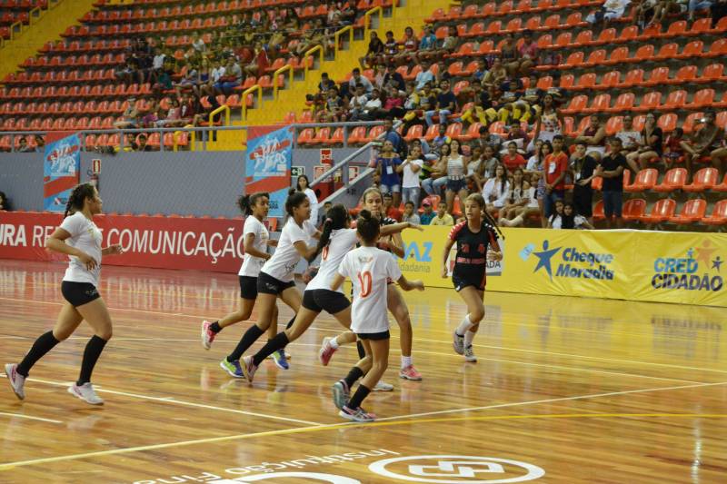 Em sua 60ª edição, os Jogos Estudantis Paraenses (JEPs) definiu a equipes que vão representar o Estado do Pará na etapa nacional, em Manaus (AM), de 19 a 23 de setembro. Das partidas realizadas neste sábado (23), pela etapa estadual, na Arena Guilerme Paraense - o Mangueirinho, foram premiados quatro times das modalidades de Basquete, Volei, Handebol e Futsal, na categoria "A" (de 12 a 14 anos).
FOTO: FERNANDO NOBRE / ASCOM SEDUC
DATA: 23.06.2018
BELÉM - PARÁ <div class='credito_fotos'>Foto: FERNANDO NOBRE/ASCOM SEDUC | <a href='/midias/2018/originais/bb67b288-13cc-47d2-9d1e-6f268eee0a15.jpg' download><i class='fa-solid fa-download'></i> Download</a></div>