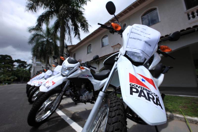Quase R$ 2 milhões em equipamentos para o combate a malária no Pará foram distribuídos, nesta quarta-feira (7), em cerimônia no Palácio do Governo, em Belém. No total 38 microscópios, 21 motocicletas e 9 caminhonetes foram entregues, pelo governador Simão Jatene, a representantes de 11 municípios beneficiados, de diferentes regiões do Pará. Na ocasião, o governo também homenageou servidores estaduais que atuam há mais de 30 anos no combate a endemias e dedicaram anos de profissionalismo, compromisso e responsabilidade com o trabalho na Vigilância em Saúde Pública do Estado do Pará.
FOTO: MÁCIO FERREIRA / AG. PARÁ
DATA: 07.03.2018
BELÉM - PARÁ <div class='credito_fotos'>Foto: MÁCIO FERREIRA/ AG. PARÁ | <a href='/midias/2018/originais/bb6a4bfa-823d-476f-a7b2-b3468917fe81.jpg' download><i class='fa-solid fa-download'></i> Download</a></div>