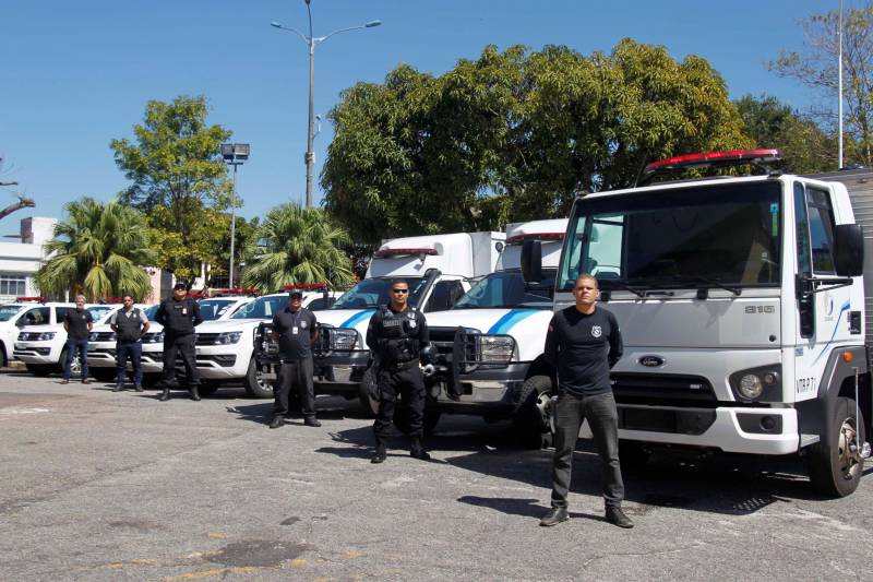 A Superintendência do Sistema Penitenciário do Estado (Susipe) renovou a frota de viaturas com a aquisição de seis caminhões-cela, quatro caminhões tipo furgão e 30 caminhonetes. Os veículos (foto) foram adquiridos por meio de parceria entre a Susipe e o Departamento Penitenciário Nacional (Depen), do Ministério da Segurança, e da Secretaria de Estado de Segurança Pública e Defesa Social (Segup). O investimento nos novos veículos é superior a R$ 2,7 milhões, sendo R$ 1.283.491,20 referentes à aquisição de 30 caminhonetes, que fazem parte da frota locada, substituída a cada dois anos, e R$ 1.449.000,00 foram destinados à compra dos seis caminhões - recursos do Fundo Penitenciário Nacional (Funpen), repassados à Susipe. A frota também passa a contar com quatro caminhões tipo furgão, doados pelo Depen.
FOTO: AKIRA ONUMA / ASCOM SUSIPE
DATA: 21.06.2018
BELÉM - PARÁ <div class='credito_fotos'>Foto: Akira Onuma / Ascom Susipe | <a href='/midias/2018/originais/bb6e1aa6-f275-4f14-9ab2-c66ea6cb2364.jpg' download><i class='fa-solid fa-download'></i> Download</a></div>