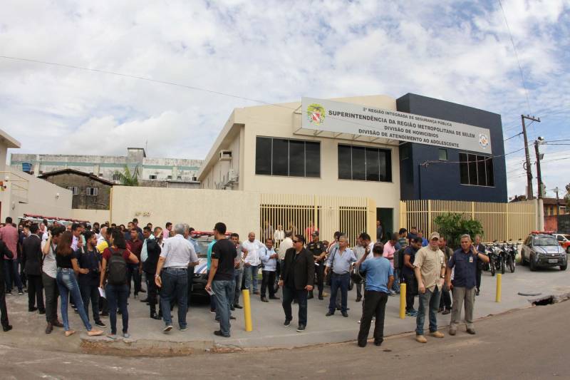 Sempre que algum caso ligado à segurança envolvendo crianças ou adolescentes acontecia em Ananindeua, Marituba ou municípios vizinhos, os agentes eram obrigados a se deslocar ate Belém. Os municípios da Região Metropolitana não dispunham de uma unidade da Data, Divisão de Atendimento ao Adolescente. E nesta quarta-feira, 30, esse problema acabou. O Governo do Pará inaugurou as novas instalações da 2ª Data do Pará, na Rodovia Mario Covas, em Ananindeua. Vinculada à Diretoria de Atendimento a Grupos Vulneráveis, a unidade terá circunscrição em Ananindeua, Marituba, Benevides e Santa Bárbara do Pará. 

FOTO: CRISTINO MARTINS / AG. PARÁ
DATA: 30.05.2018
 <div class='credito_fotos'>Foto: Cristino Martins/Ag. Pará   |   <a href='/midias/2018/originais/bb74120b-9c49-4a8b-9e21-e05d313c3ab1.jpg' download><i class='fa-solid fa-download'></i> Download</a></div>