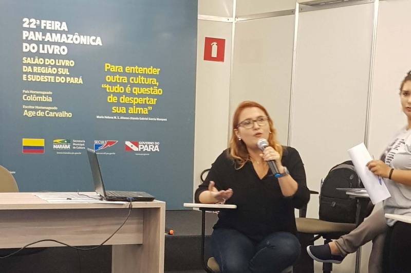 Muita gente aproveitou o final de semana para visitar o I Salão do Livro do Sul e Sudeste do Pará, que segue até o dia 6 de maio, no auditório do Carajás Centro de Convenções Leonildo Borges Rocha, em Marabá. Na foto, a psicanalista Pollyana Souto.
FOTO: KÉLIA SANTOS / CRGSP
DATA: 29.04.2018
MARABÁ - PARÁ <div class='credito_fotos'>Foto: KÉLIA SANTOS / ASCOM CRGSP | <a href='/midias/2018/originais/bb75eca1-090c-41d3-9337-bab978ca77a9.jpg' download><i class='fa-solid fa-download'></i> Download</a></div>