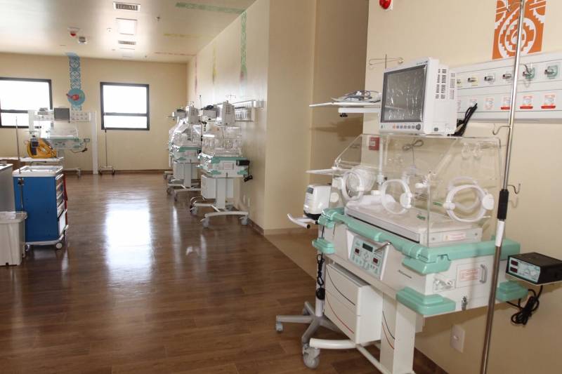 Neste domingo (30), às 11 horas, o governador Simão Jatene realiza uma visita às instalações do novo “Abelardo Santos” (foto), em Icoaraci. O prédio possui 10 andares e tem capacidade de atendimento para ser o maior hospital público da Região Metropolitana de Belém, beneficiando cerca de 1,2 milhão de pessoas. O hospital terá diversas especialidades, como clínica pediátrica, cirúrgica, médica e de traumatologia, terapia renal, unidade de transplante, maternidade, unidade de tratamento intensivo (UTI) infantil e adulto, centro cirúrgico com oito salas, laboratório de análise clínicas, serviço de reabilitação e centro de diagnóstico por imagem, que fará exames mais completos de mamografia, ressonância magnética e tomografia computadorizada.

FOTO: CRISTINO MARTINS / AG. PARÁ
DATA: 29.12.2018
ICOARACI - PARÁ <div class='credito_fotos'>Foto: Cristino Martins/Ag. Pará   |   <a href='/midias/2018/originais/bb78ed69-70a6-44eb-87e3-f0d193329e81.jpg' download><i class='fa-solid fa-download'></i> Download</a></div>