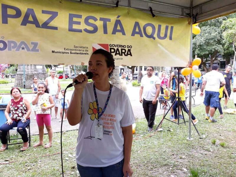 A Praça é um lugar público e de socialização. Pensando no potencial de mobilização do espaço que, a Fundação Pro Paz, por meio do Pro Paz Integrado e Pro Paz nos bairros trouxe nesta manhã (22) espetáculos, música na voz de Nazaré Pereira e ação de conscientização sobre violência e exploração sexual. A programação é alusiva ao último dia 16, que marca o Dia Estadual de enfrentamento à exploração sexual contra crianças e adolescentes. "É importante unir nesta ação os dois programas, o 'Bairros' e o 'Integrado', pois eles trabalham a prevenção a reparação das situações de abuso e exploração sexual contra crianças e adolescentes. Estar na praça possibilita a população conhecer os nossos serviços, assim como alertar as famílias sobre esse tipo de violência", pontuou Naiana Dias coordenadora do Pro Paz Integrado. Os grupos de teatro da UIPP terra firme, grupo de dança do polo UFPA e sacramenta, Orquestra de percussão sustentável do Pro Paz se apresentaram para os presentes. Na foto, Luci Azevedo, coordenadora do Pro Paz nos bairros.
FOTO: EMANUELE CORRÊA / ASCOM PRO PAZ
DATA: 22.04.2018
BELÉM - PARÁ <div class='credito_fotos'>Foto: EMANUELE CORRÊA / ASCOM PRO PAZ | <a href='/midias/2018/originais/bb795bb5-0d7a-4e67-a4e1-383cc1795c8d.jpg' download><i class='fa-solid fa-download'></i> Download</a></div>