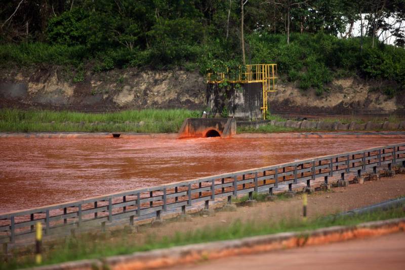 Iniciou neste sábado, 24, o prazo que o Governo do Estado deu para que a empresa de alumínio Hydro Alunorte adote procedimentos e mecanismos seguros ambientalmente, a fim de que as bacias de resíduos da empresa baixem os níveis em pelo menos um metro – o que é definido tecnicamente como padrão de segurança com comprovação permanente da redução e manutenção dos níveis. Uma equipe de fiscalização da Secretaria de Estado de Meio Ambiente e Sustentabilidade (Semas) está no município para fazer o monitoramento dos níveis das bacias do sistema de tratamento dos rejeitos da Bauxita. "Vamos montar equipes para, de duas em duas horas, avaliar o nível das bacias. Em caso de chuva o monitoramento será feito de uma em uma hora", explicou Rejiane Santos, geóloga da Diretoria de Licenciamento Ambiental da Semas.
FOTO: IGOR BRANDÃO / AG PARÁ
DATA: 24.02.2018
BELÉM - PARÁ
<div class='credito_fotos'>Foto: IGOR BRANDÃO / AG. PARÁ | <a href='/midias/2018/originais/bb864ba4-4bce-464c-b1a6-7db63fe04f60.jpg' download><i class='fa-solid fa-download'></i> Download</a></div>