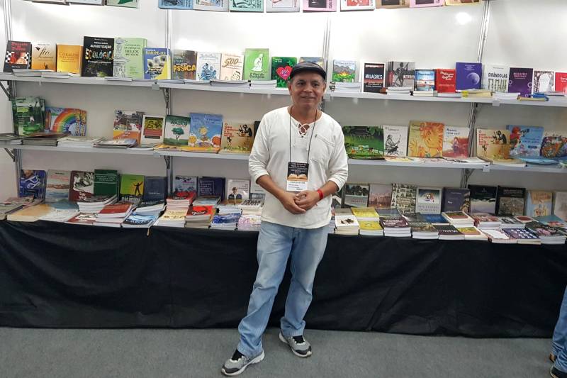 Dos 32 estandes montados no Salão do Livro de Carajás, que está sendo realizado em Marabá, quatro são exclusivos de publicações de autores do Estado. O espaço dedicado aos escritores paraenses reúne mais de 100 títulos diferentes. Para Francisco Mendes (foto), do município de Cametá, que é vice-presidente da recém-formada Academia Paraense de Literatura de Cordel, o Salão do Livro de Carajás, que segue até 6 de maio no Centro de Convenções Leonildo Borges Rocha, é mais um espaço para dar visibilidade à produção literária do Pará.
FOTO: ASCOM CRGSP
DATA: 02.05.2018
MARABÁ - PARÁ <div class='credito_fotos'>Foto: ASCOM CRGSP | <a href='/midias/2018/originais/bb8fb4d6-e39c-4d55-b4b1-dc9b05557976.jpg' download><i class='fa-solid fa-download'></i> Download</a></div>